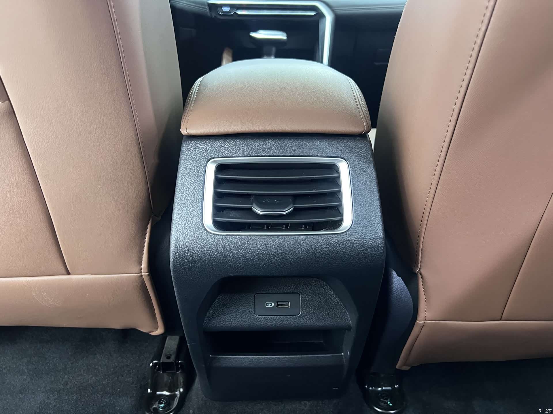 Geely X6, 2022 14