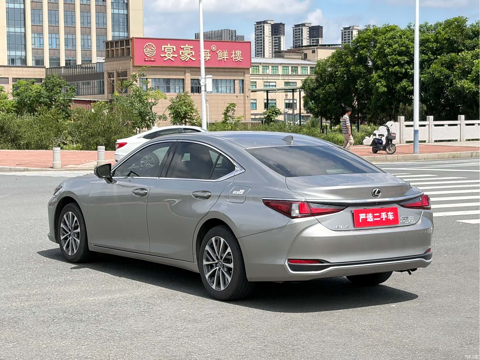 Lexus ES, 2024 4