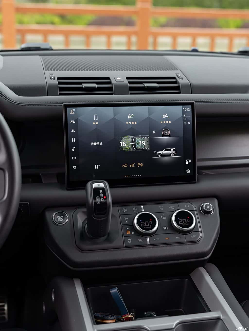 Land Rover Defender, 2024 14