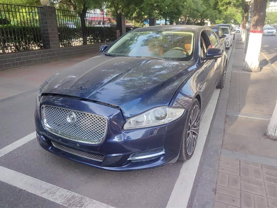 Jaguar XJ