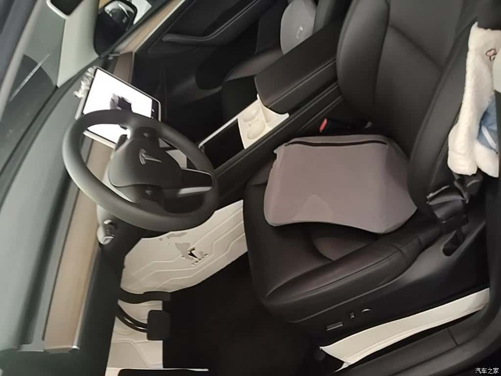 Tesla Model Y, 2023 15