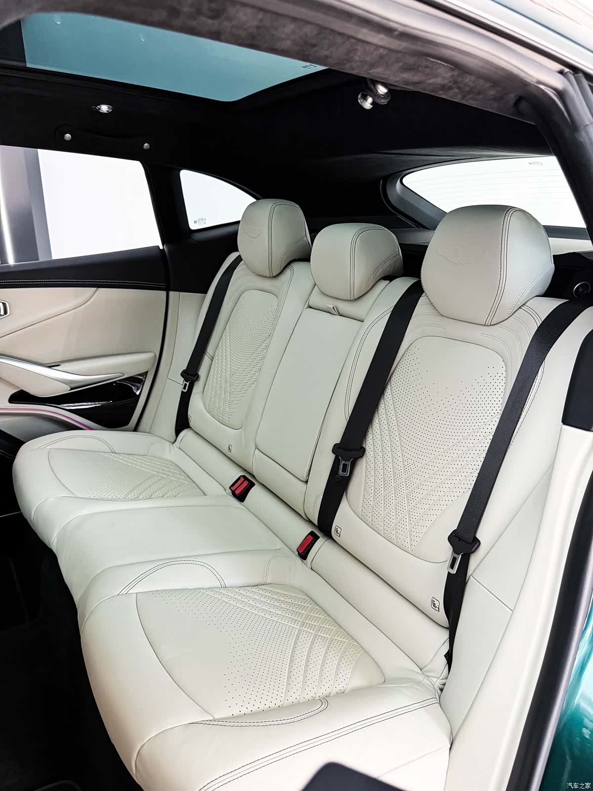 Aston Martin DBX, 2023 10