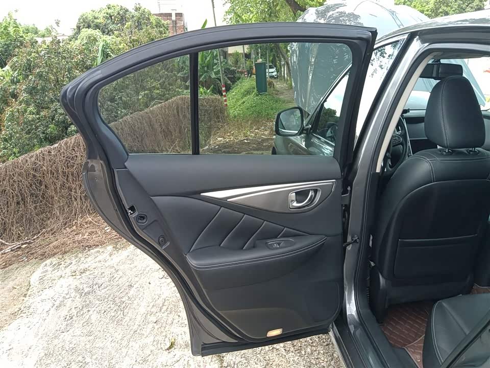 Infiniti Q50L