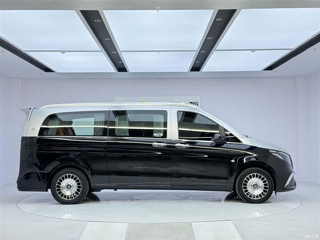 Mercedes-Benz 7, 2023 4