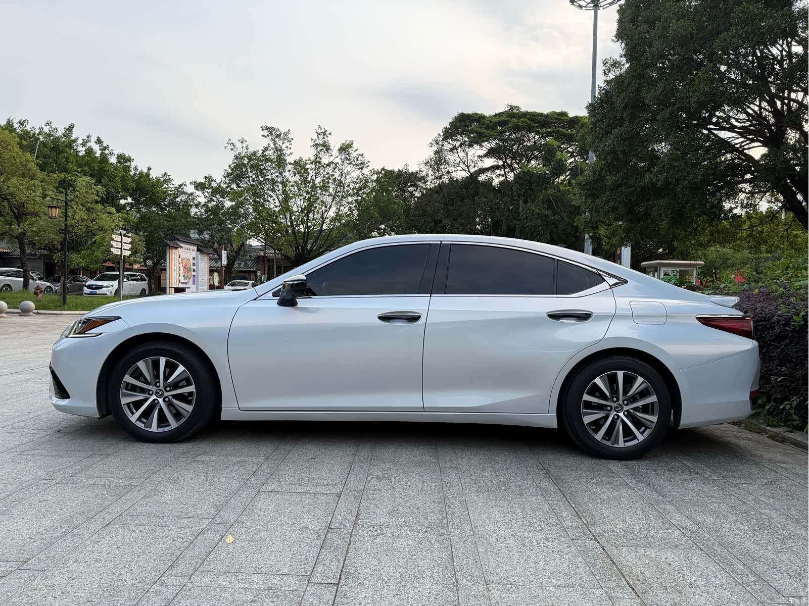 Lexus ES, 2019 19