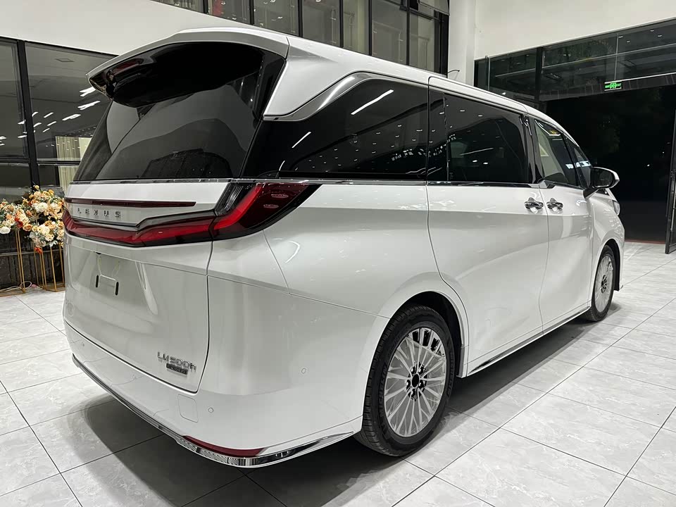 Lexus LM