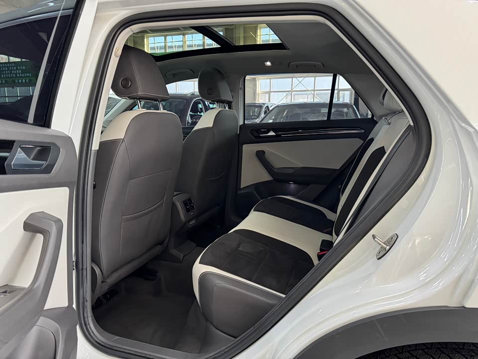 Volkswagen T-ROC exploring Songs