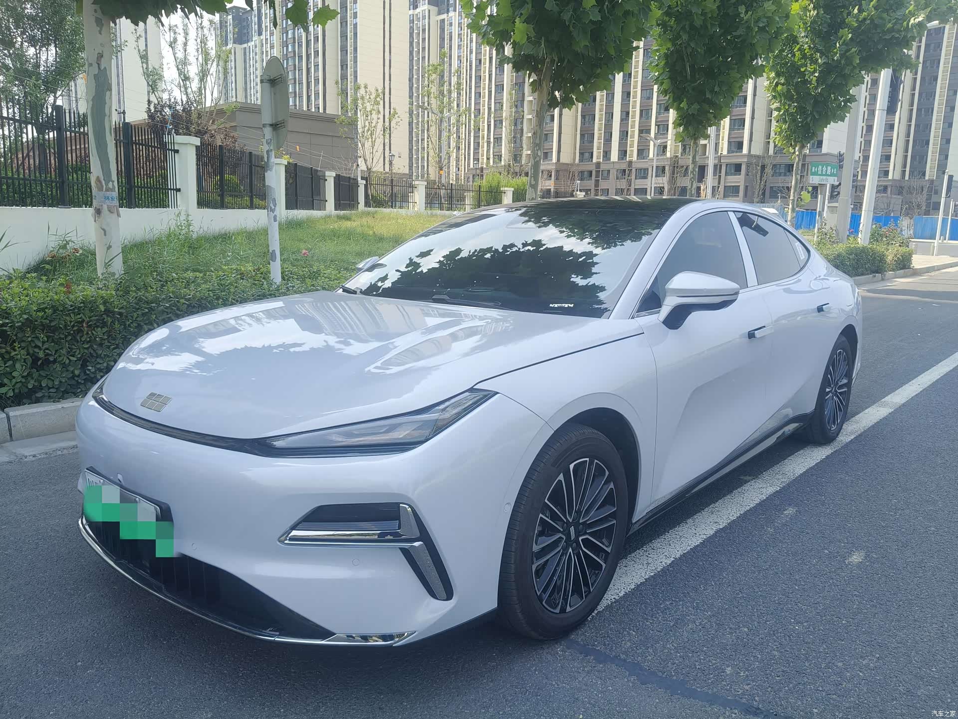 Geely 8, 2025 1