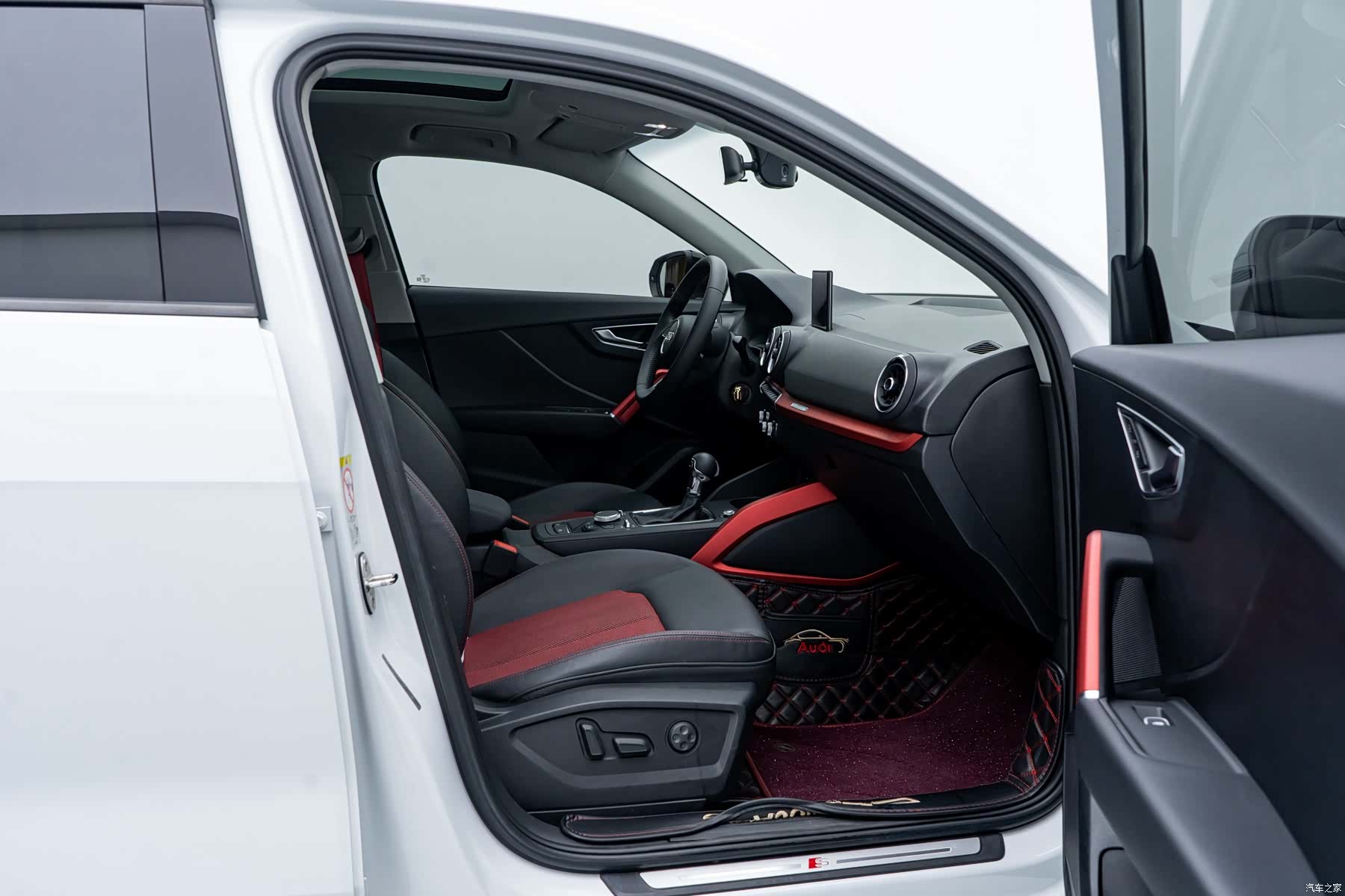 Audi Q2L, 2019 16