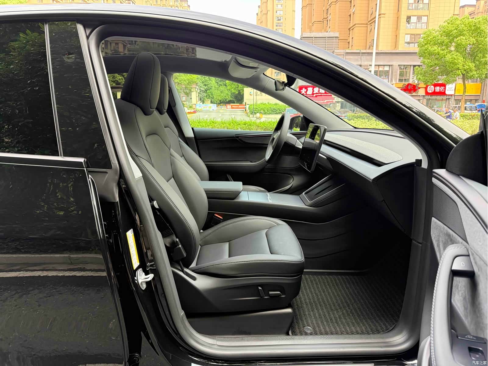 Tesla Model Y, 2025 11
