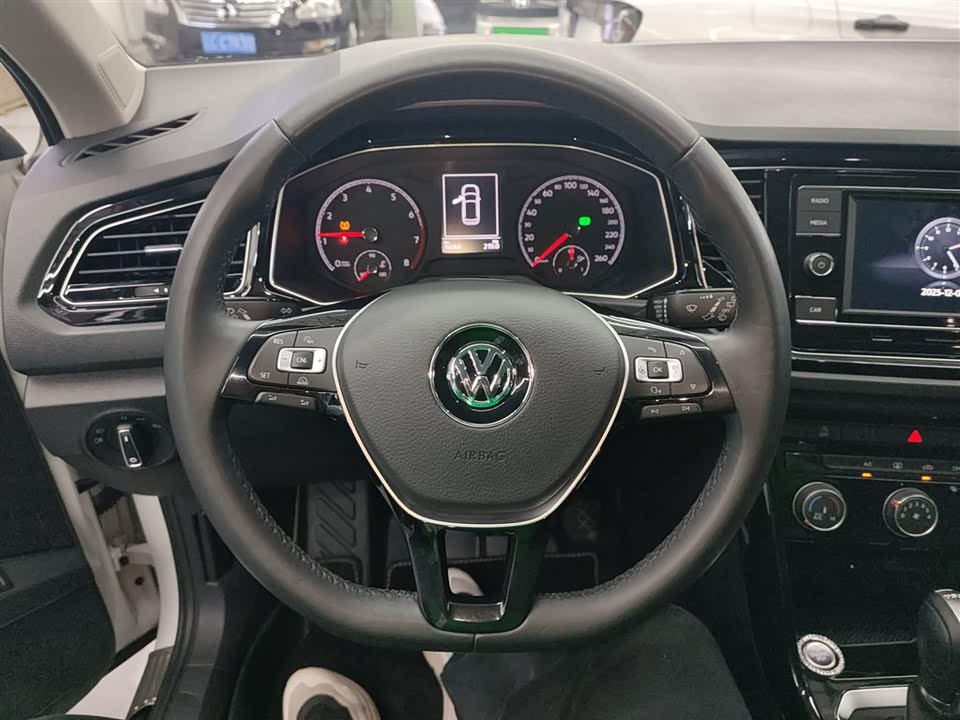 Volkswagen T-ROC exploring Songs