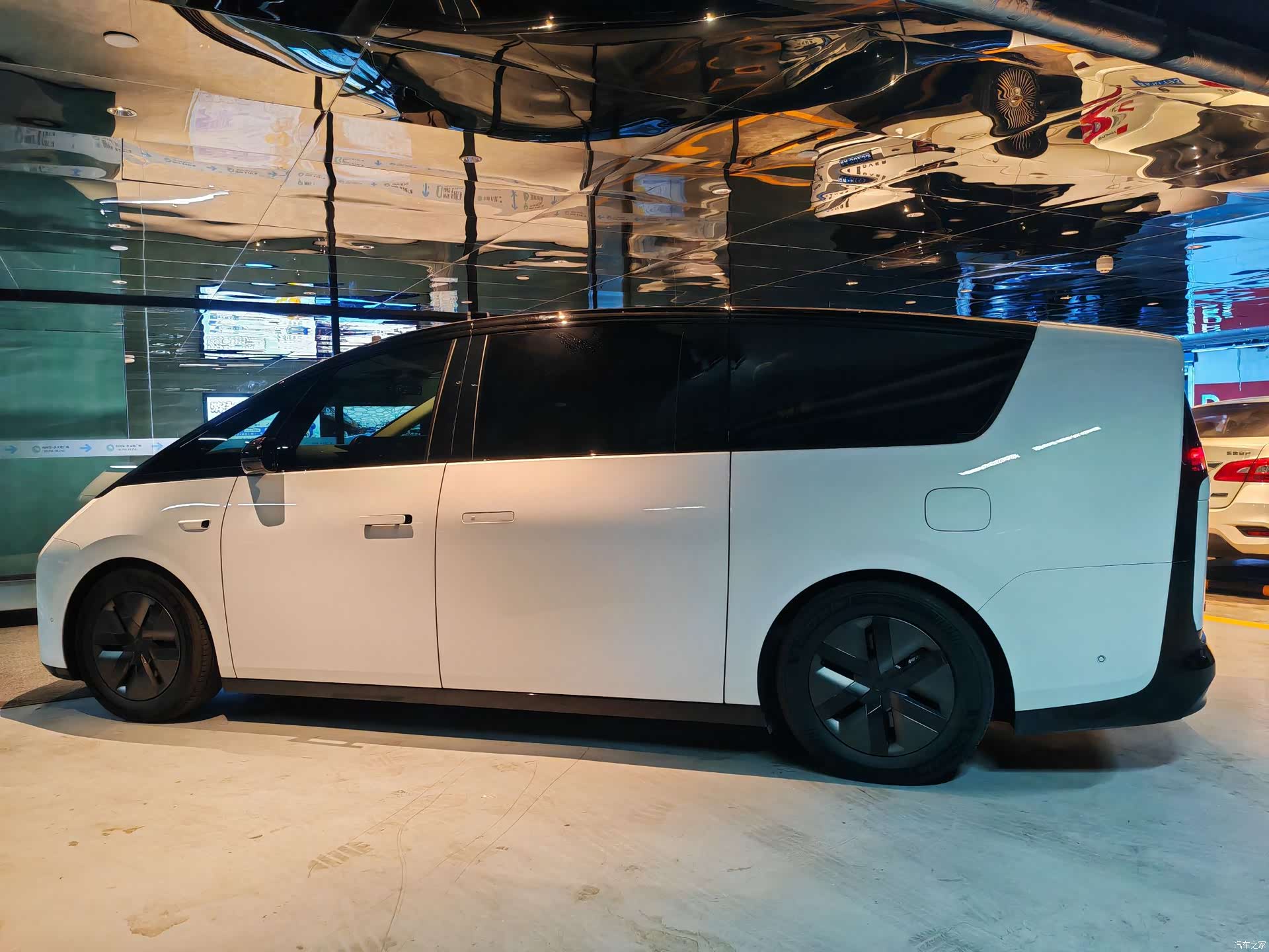 Li Auto MEGA, 2025 7