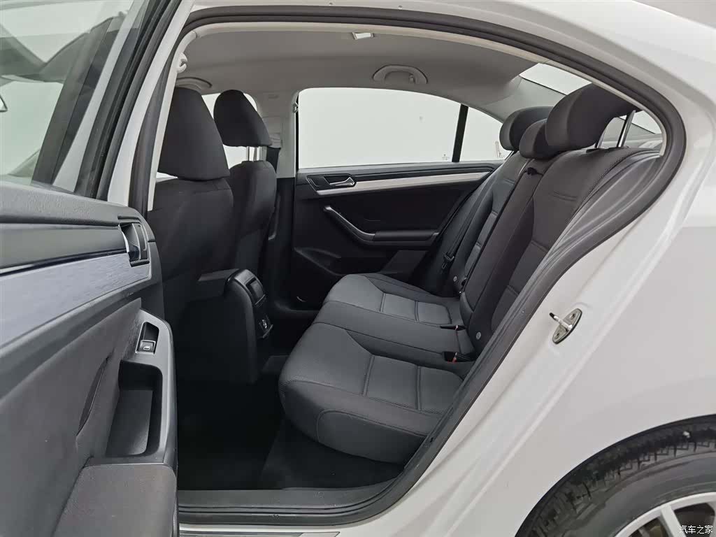 Volkswagen Sagitar, 2016 15