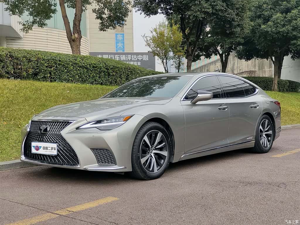 Lexus LS, 2021 1