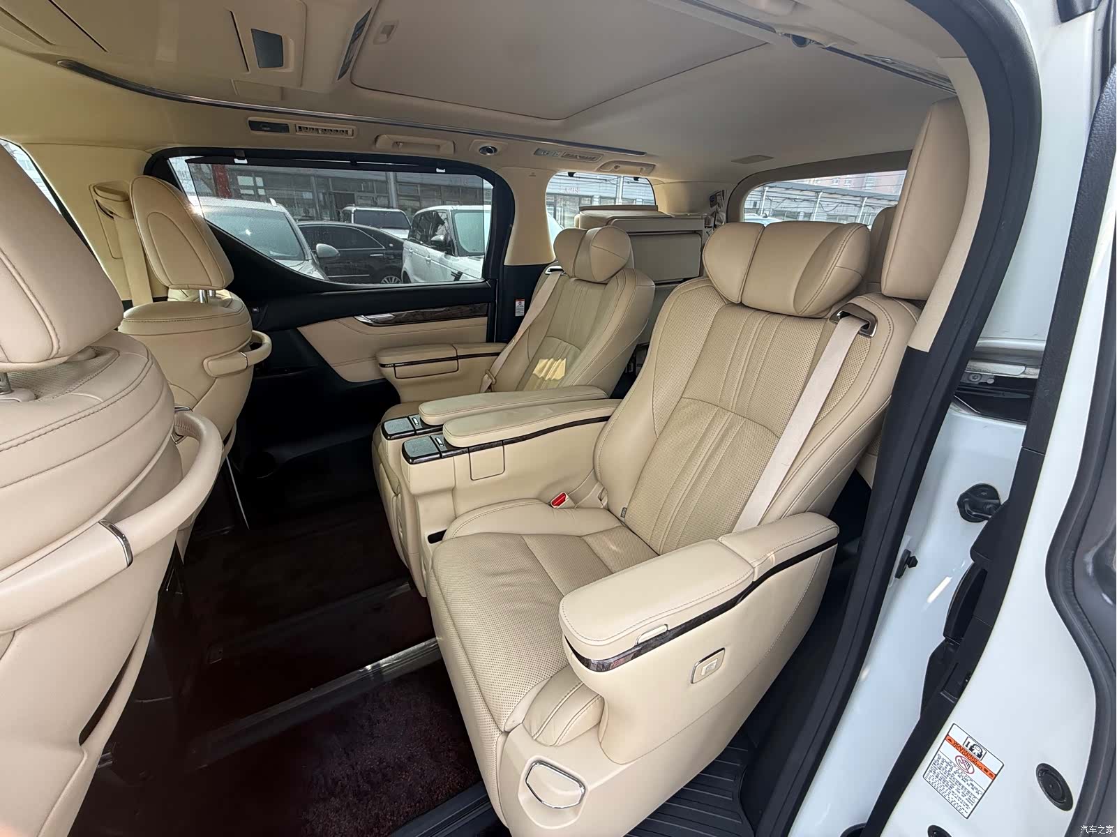Toyota Alphard, 2019 8