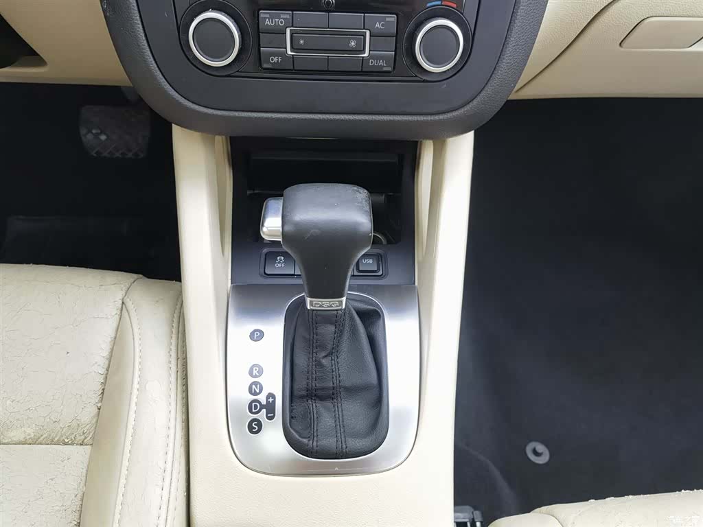 Volkswagen Sagitar, 2011 13