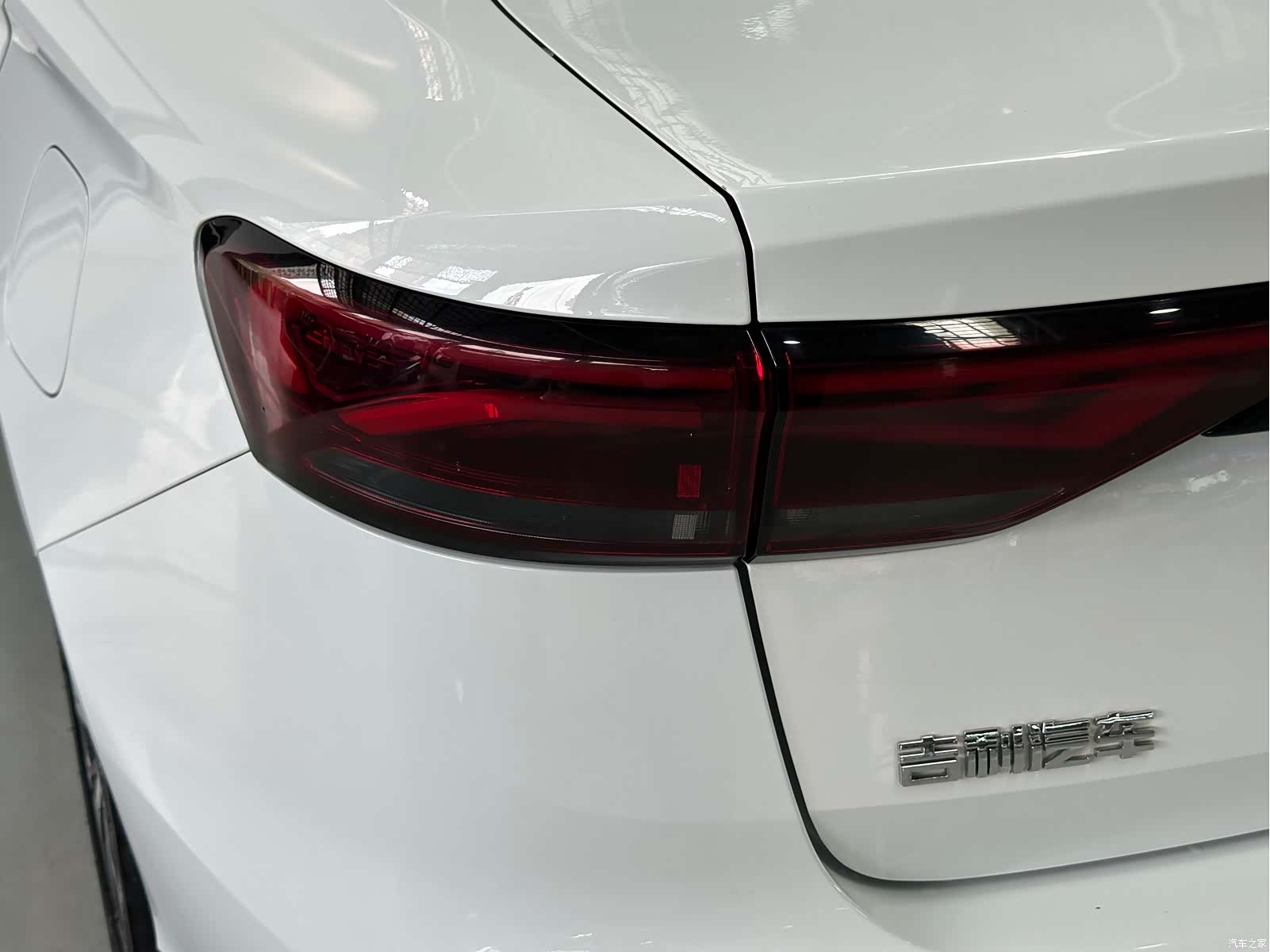 Geely Emgrand, 2022 13