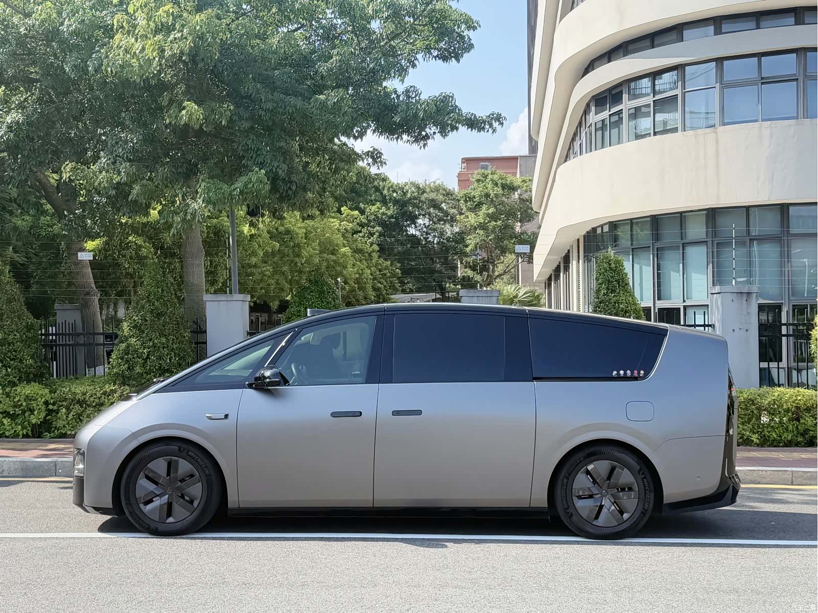 Li Auto MEGA, 2024 4