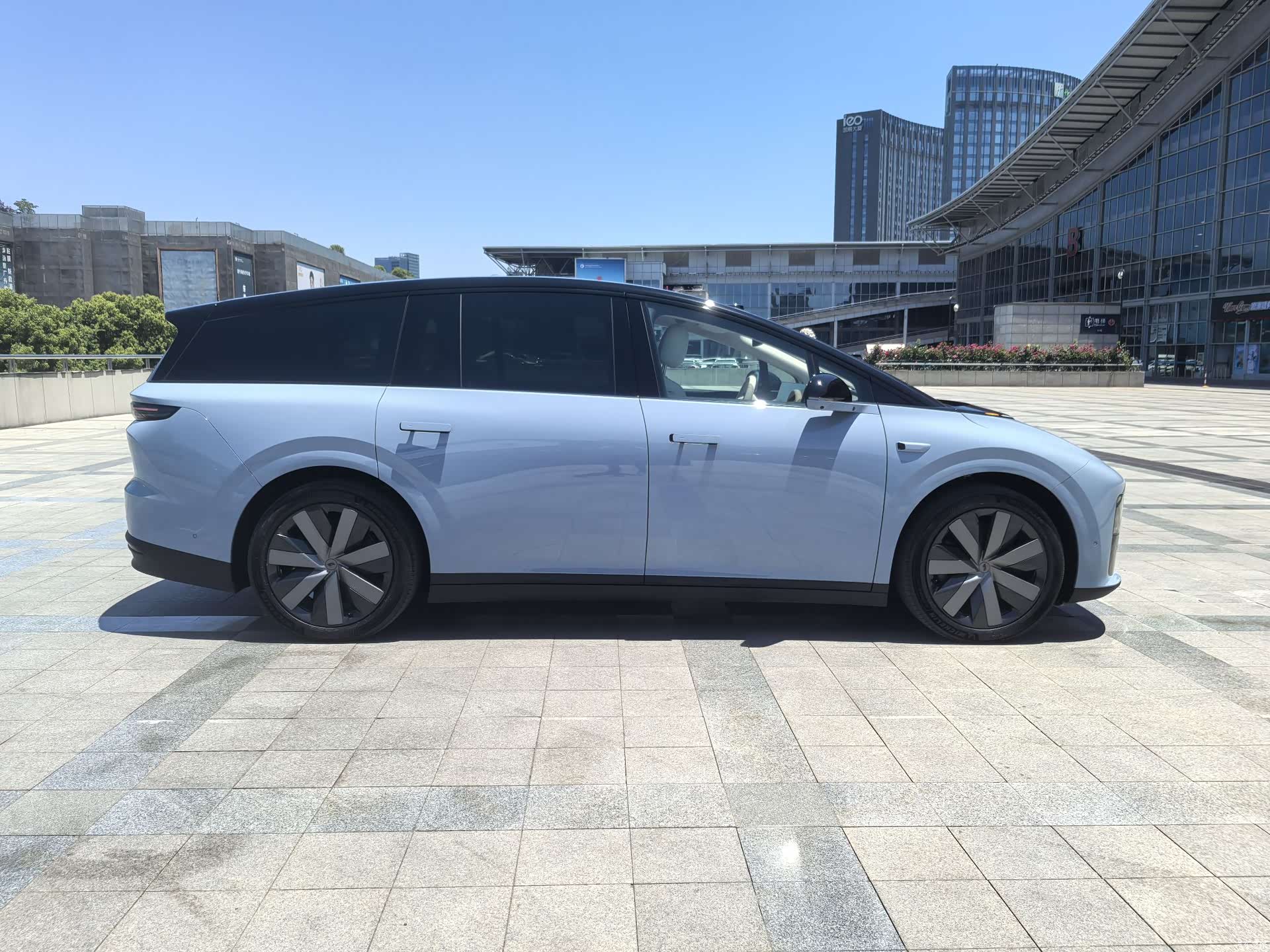 Li Auto i8, 2025 7