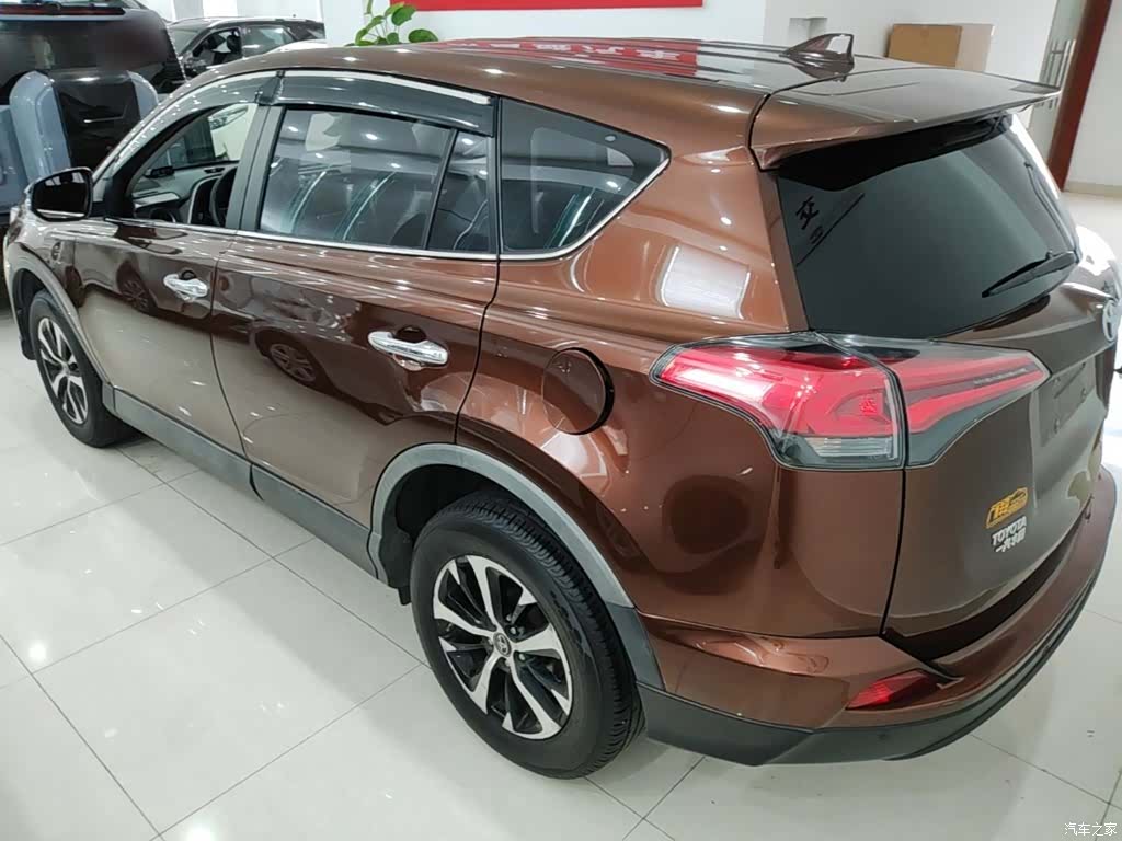 Toyota RAV4, 2017 все фото