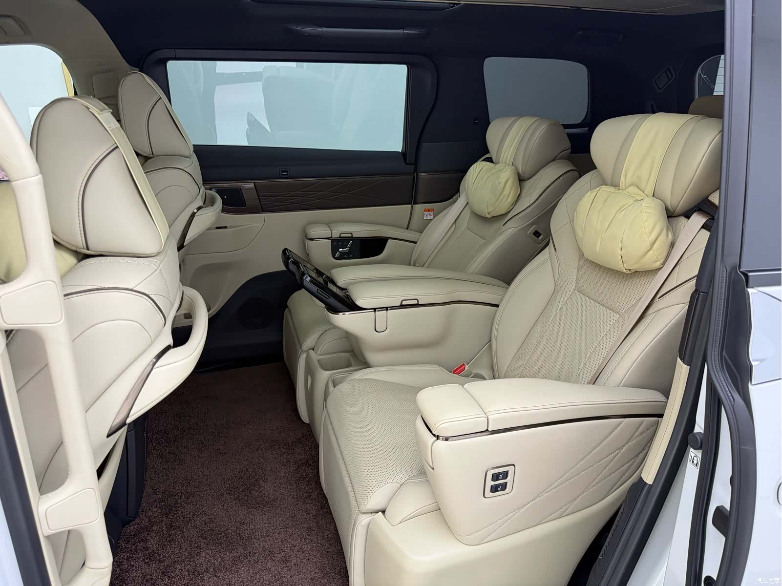 Toyota Vellfire, 2024 8