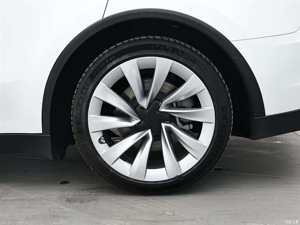 Tesla Model Y, 2025 8