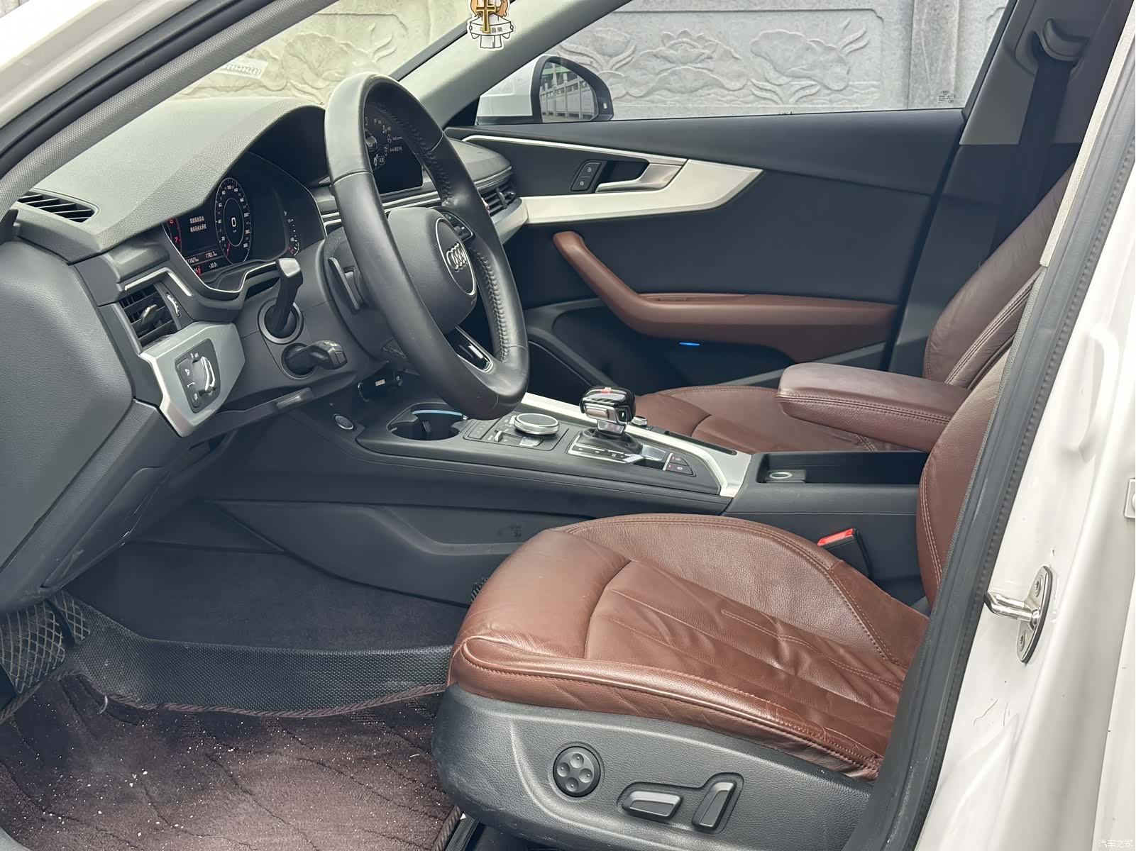 Audi A4L, 2019 все фото