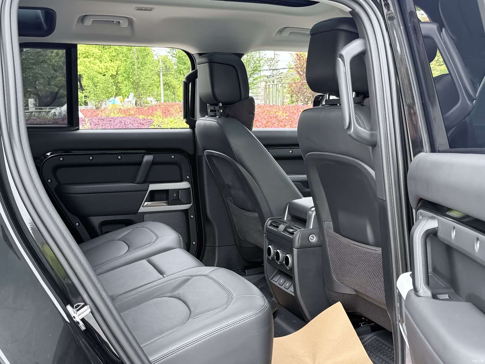 Land Rover Defender, 2024 21