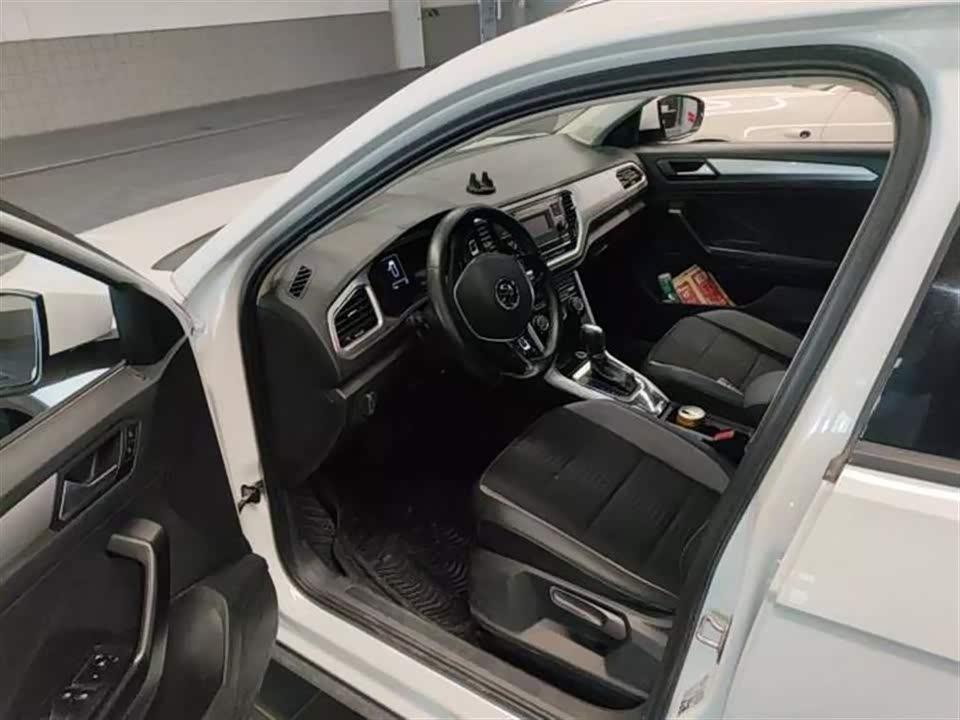 Volkswagen T-ROC exploring Songs