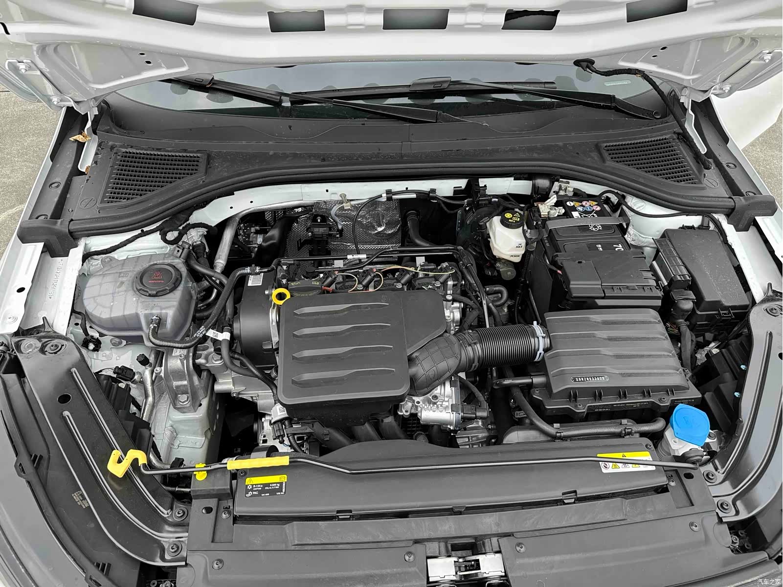 Volkswagen Sagitar, 2026 13