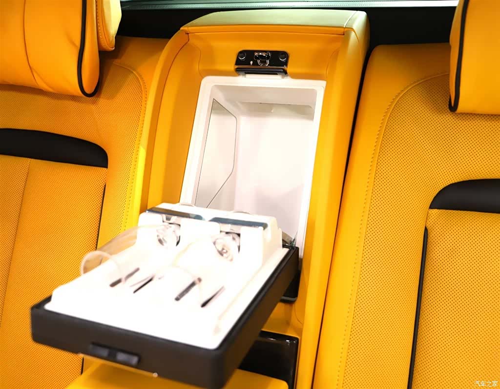 Rolls-Royce Cullinan, 2022 15