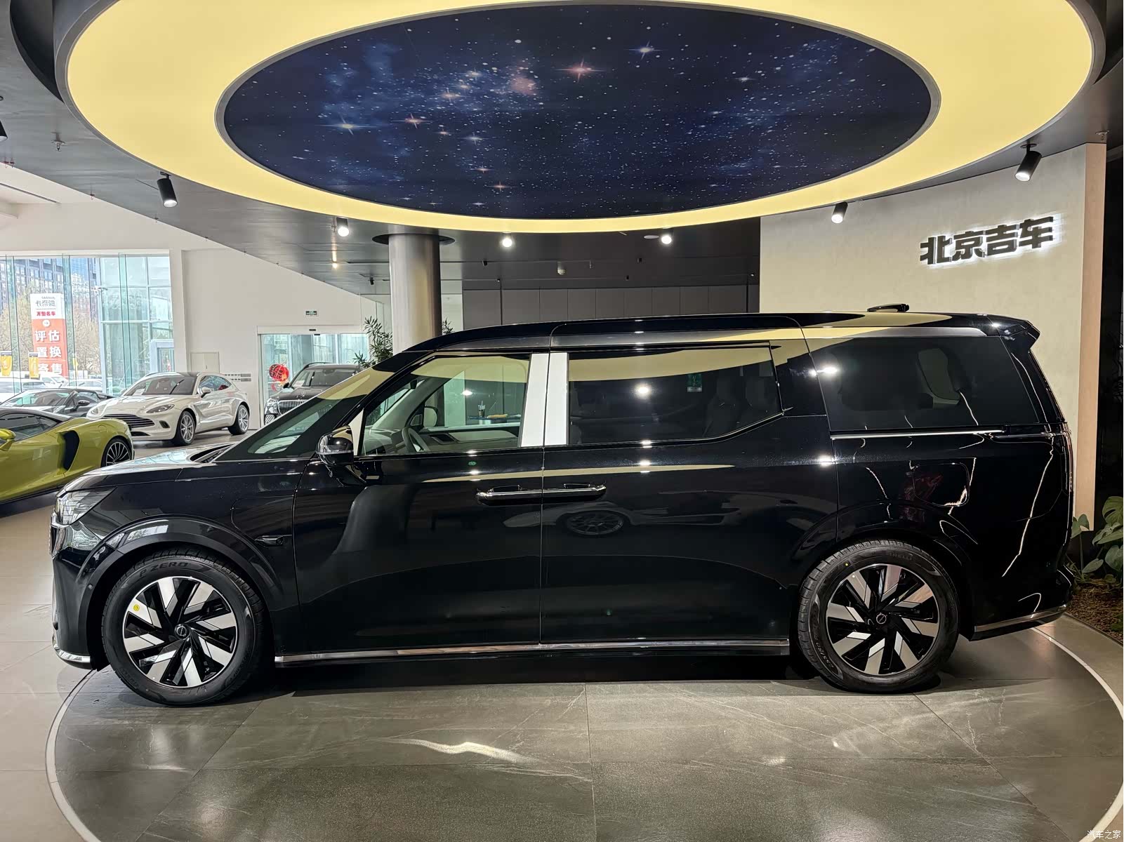 Volvo EM90, 2026 все фото