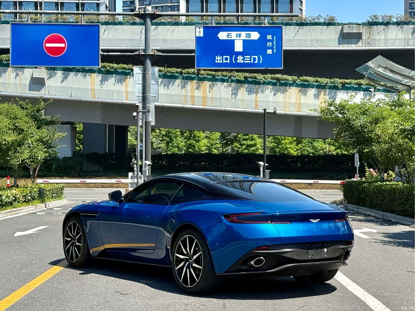 Aston Martin DB11, 2024 9