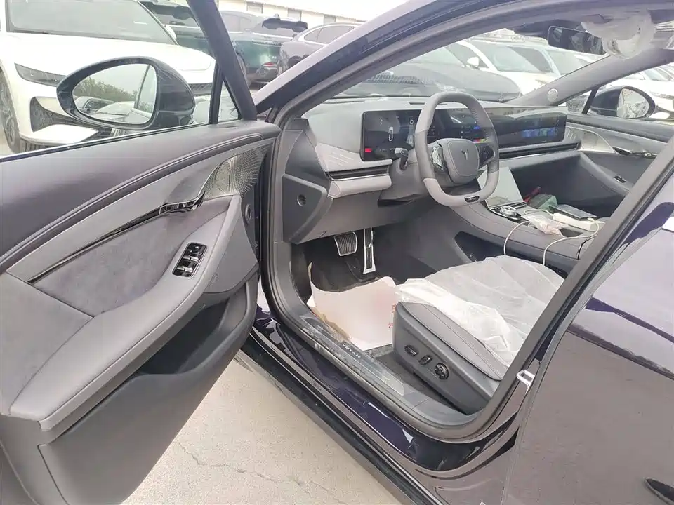 VOYAH Lantu chasing light