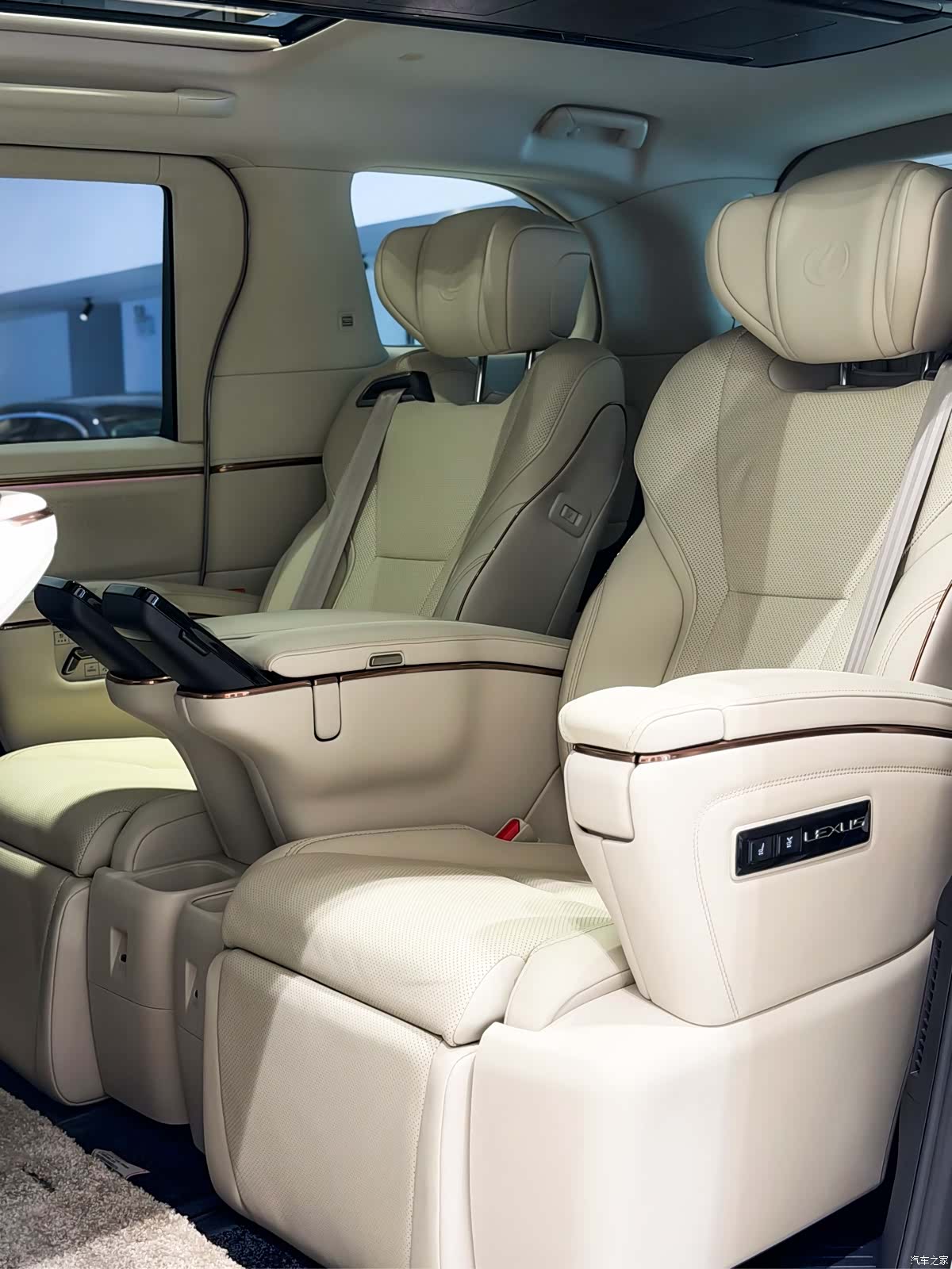 Lexus LM, 2025 20