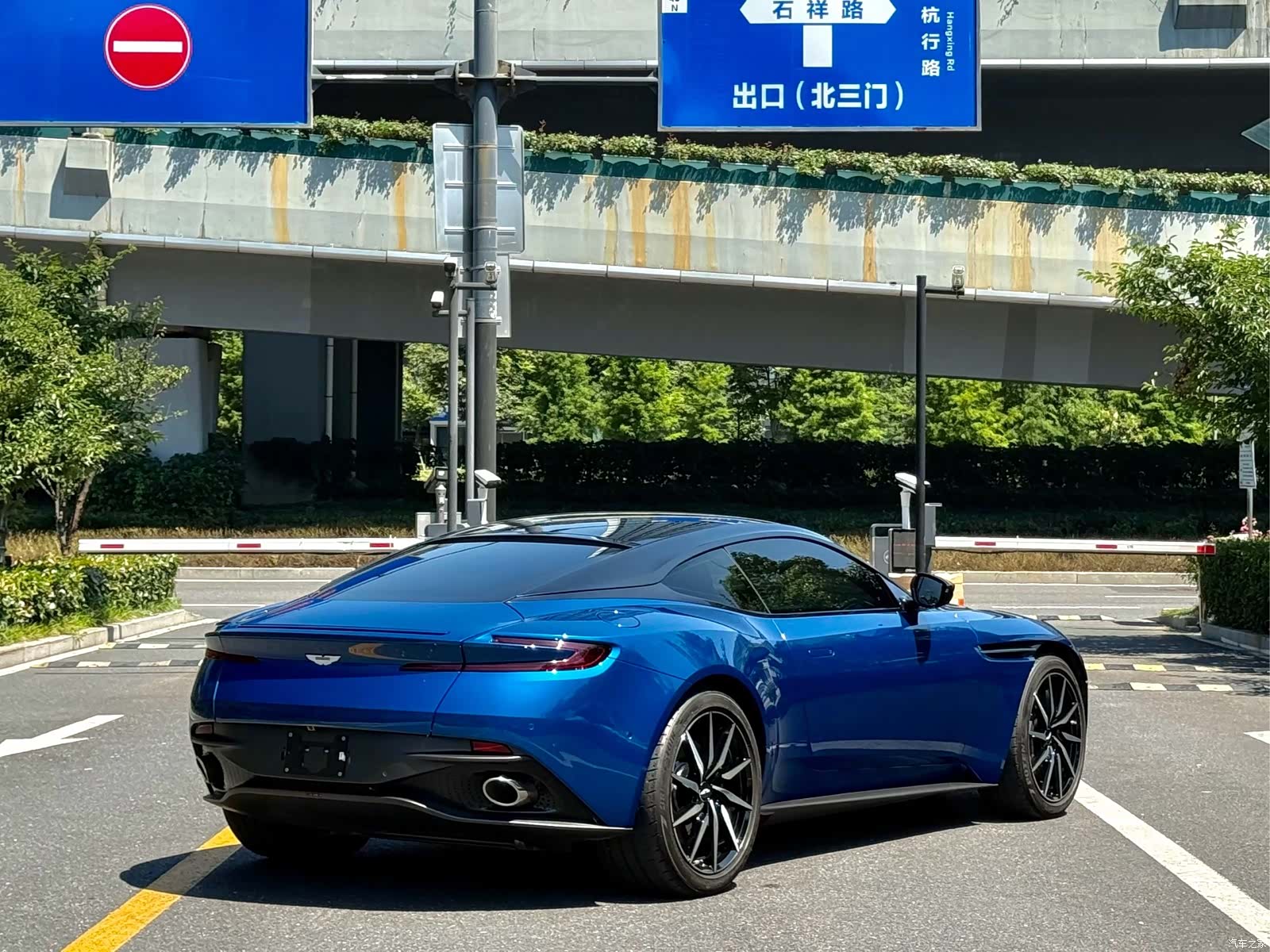 Aston Martin DB11, 2024 7