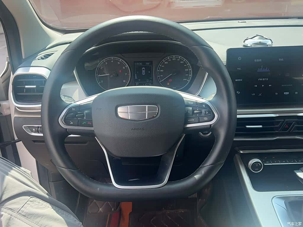 Geely Coolray, 2025 3