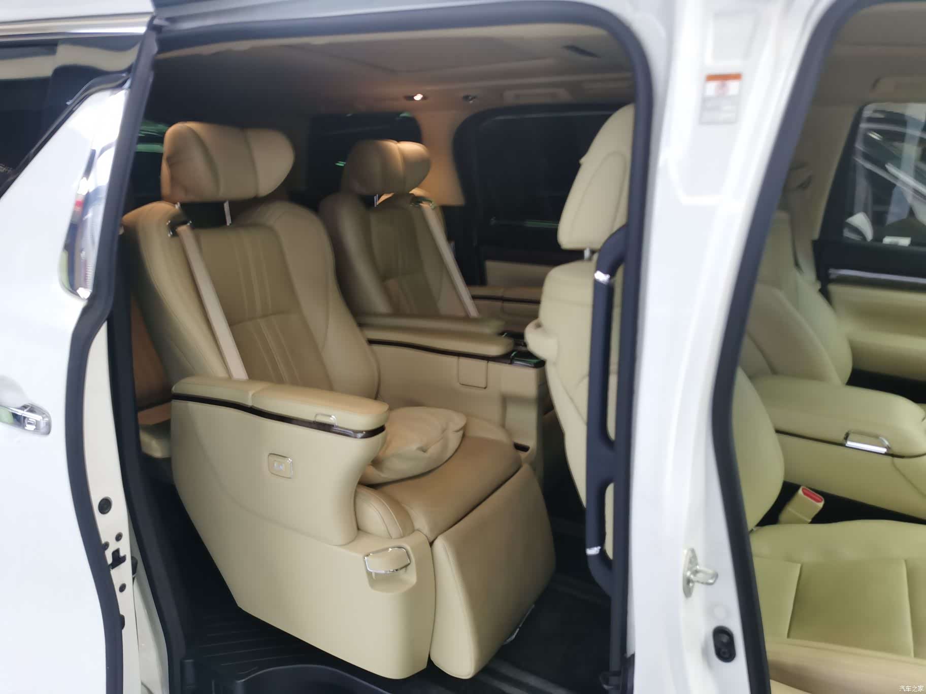 Toyota Alphard, 2022 13