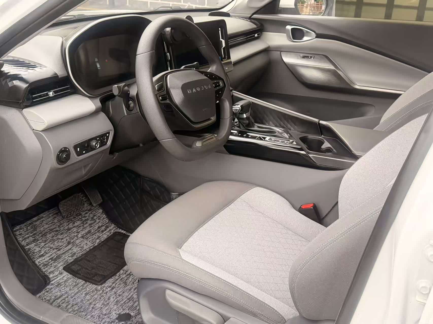 Wuling RC-5, 2022 10