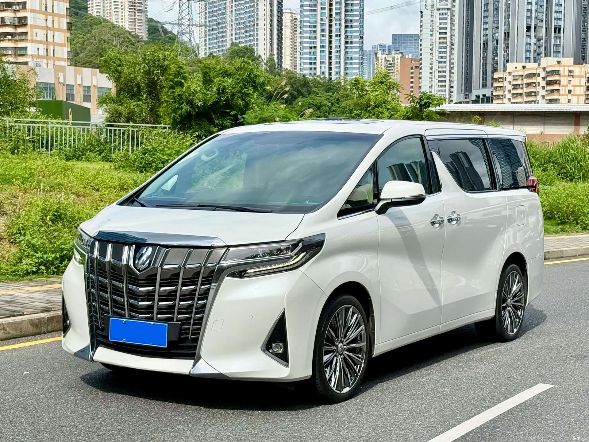 Toyota Alphard, 2019 1