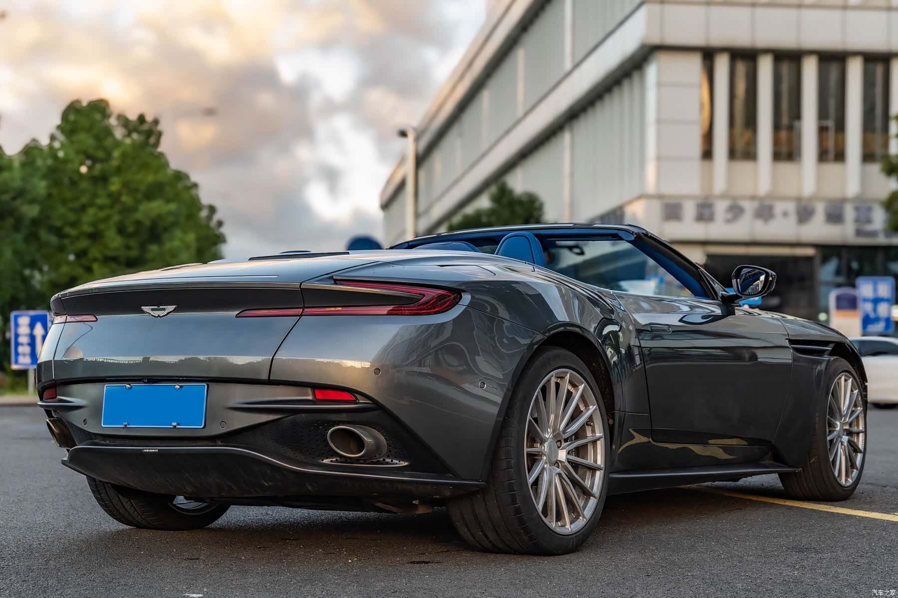 Aston Martin DB11, 2018 4