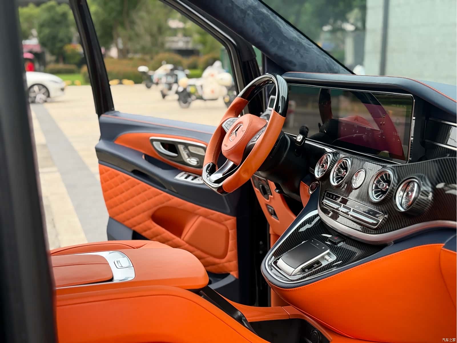 Mercedes-Benz 7, 2023 17