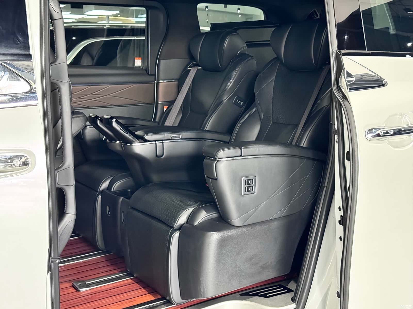 Toyota Alphard, 2024 28