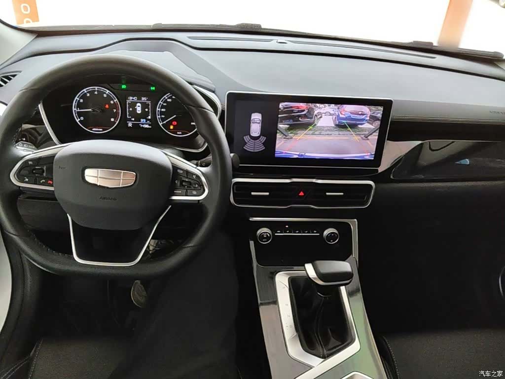 Geely Coolray, 2025 10