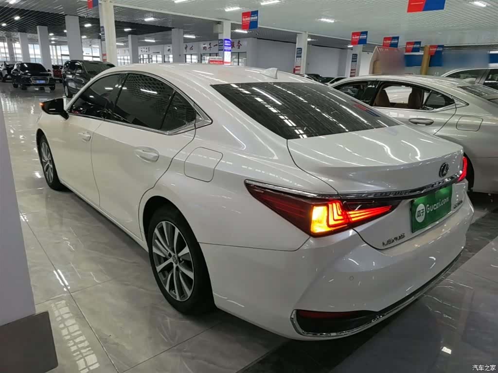Lexus ES, 2021 все фото