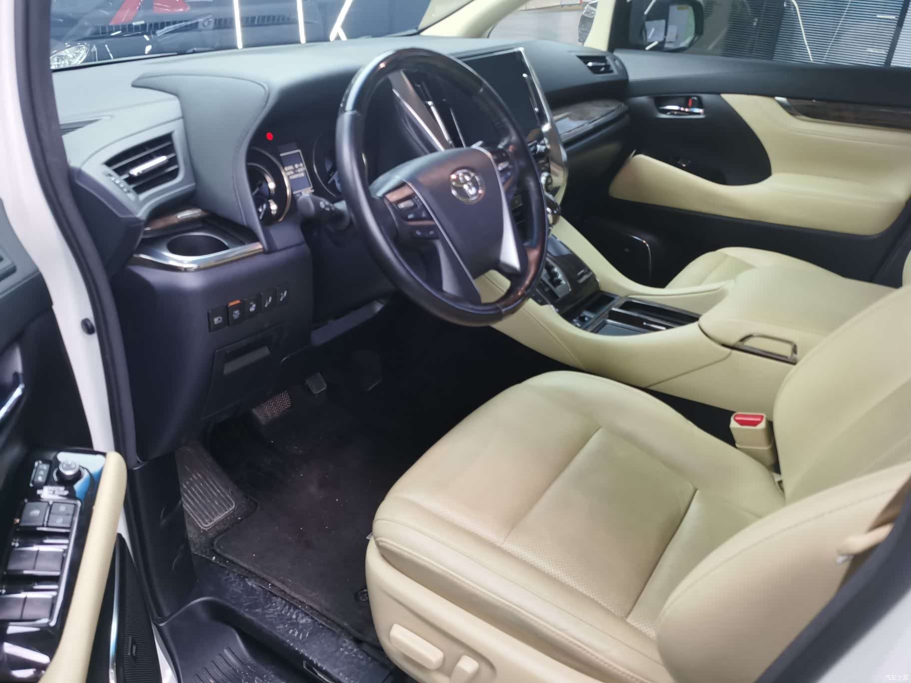 Toyota Alphard, 2022 11