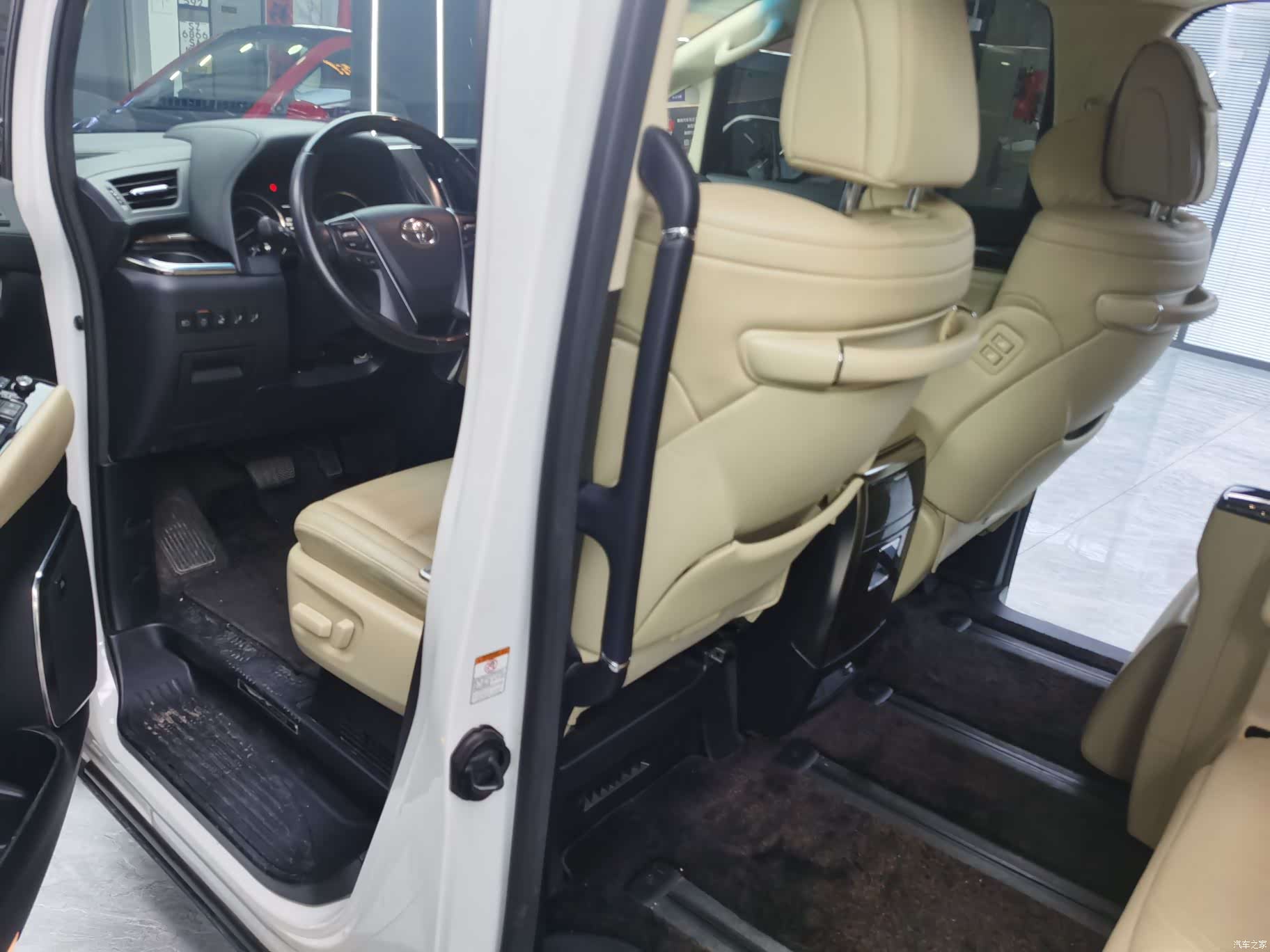 Toyota Alphard, 2022 10