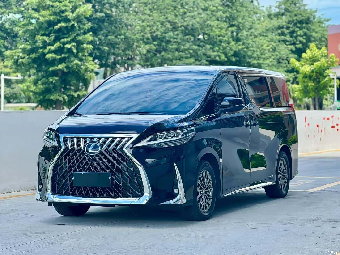 Lexus LM, 2023 1
