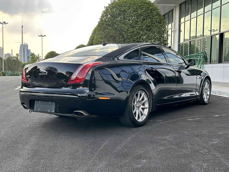 Jaguar XJ