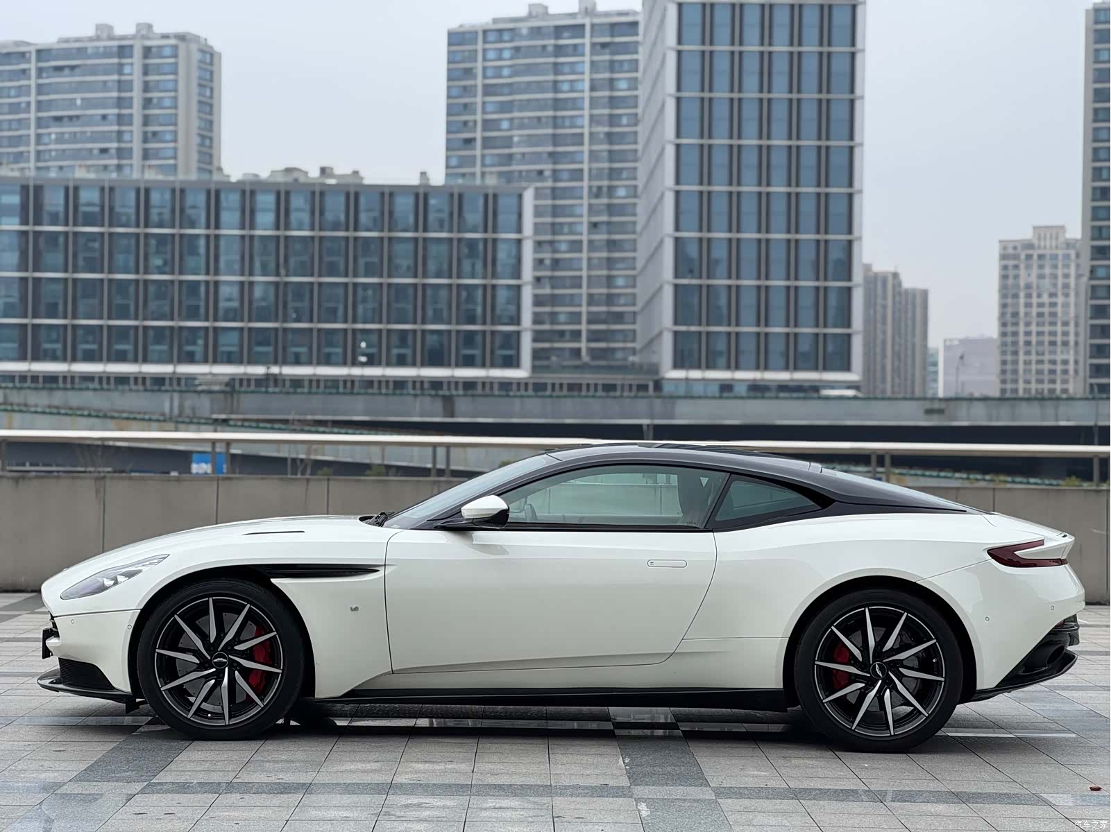 Aston Martin DB11, 2017 19